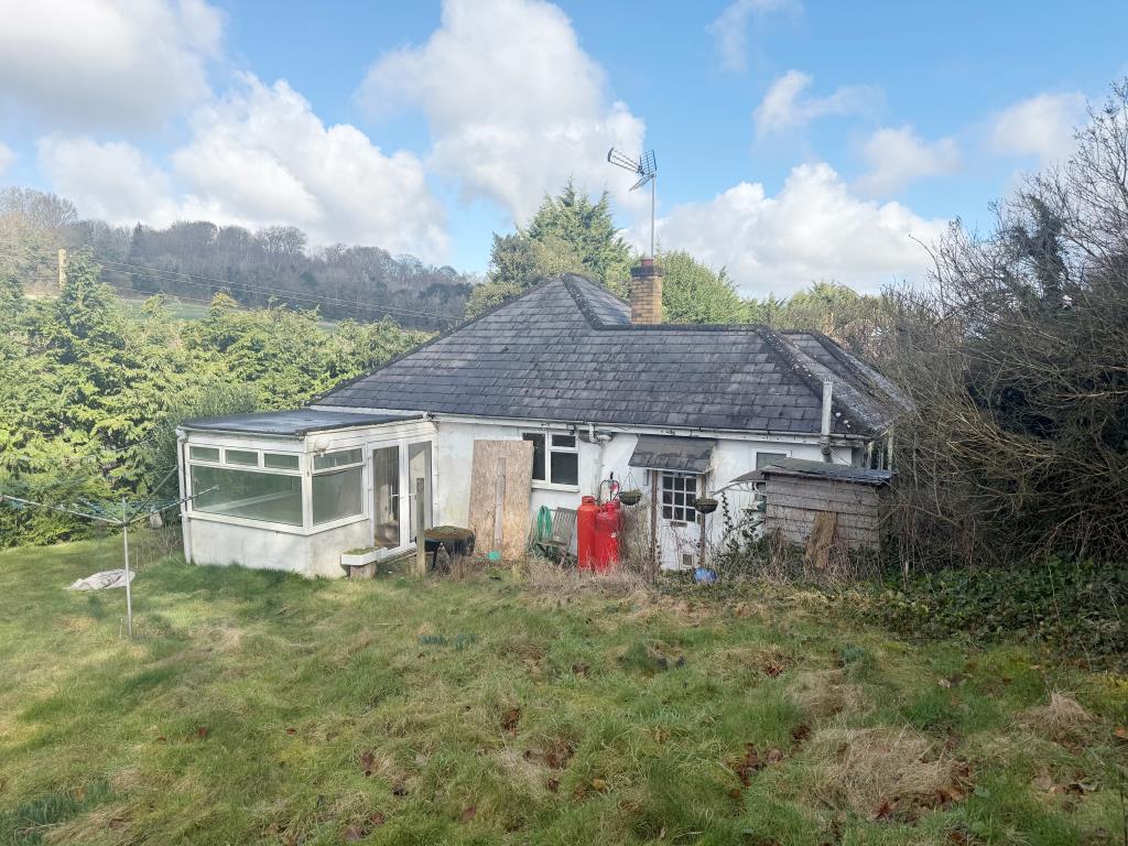 Lot: 100 - DETACHED BUNGALOW WITH POTENTIAL - Detached bungalow